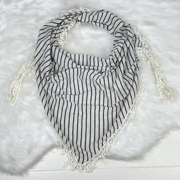 ⚓️ NWOT Oatmeal Black Striped Triangle Bandanna Scarf Lace Fringe Forever 21 OS - Picture 1 of 16